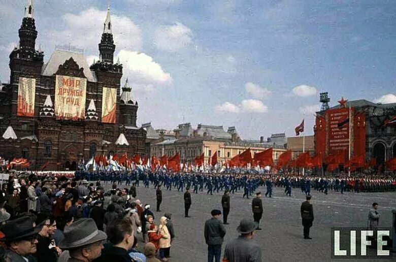 1 мая в советские годы. Первомай парад СССР. Парад 1 мая СССР. Первомай на красной площади СССР. Демонстрация 1 мая в СССР.