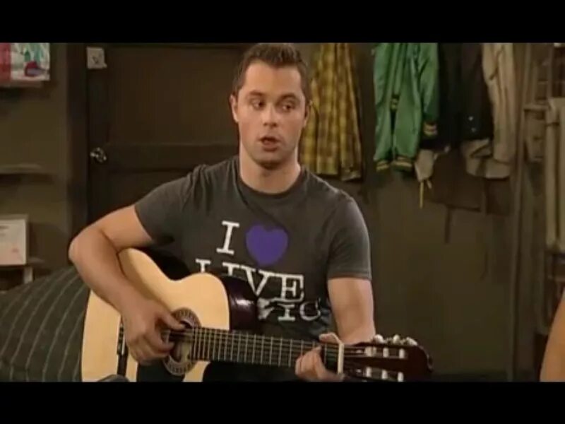 Кузя из универа. Кузя из универа поет. Серия где кузя поет шняга шняжная. Виталий гогунский 2020. Кузя из универа с гитарой.