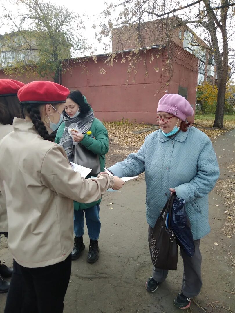 Раздавала ребятам. Раздача памяток фото мчс. Проект добрые дела. Ученики на пешеходе. Раздавала ребятам.