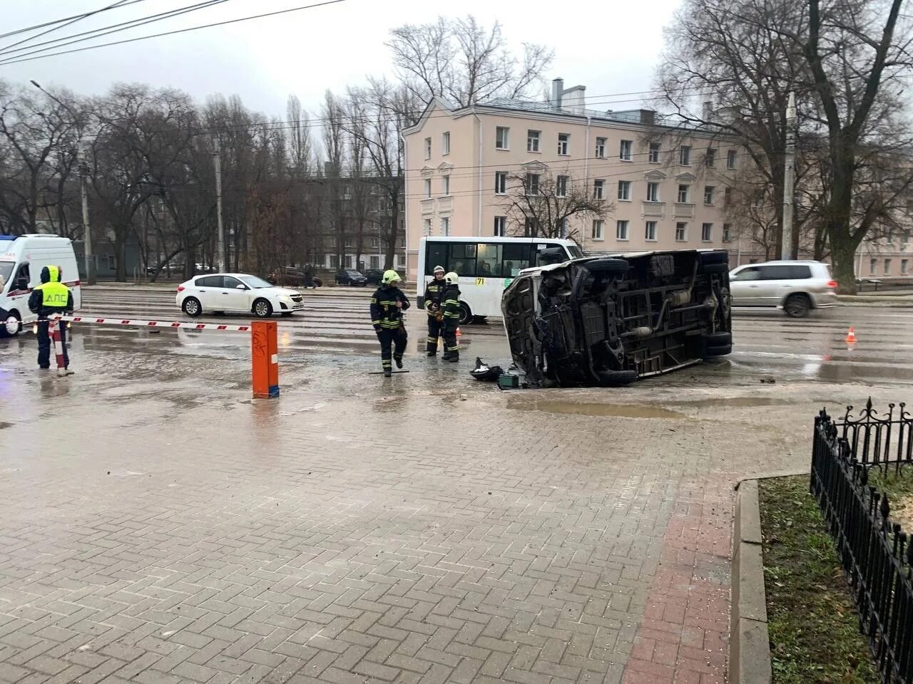 Новости воронеж 1 апреля. Воронеж перевернулась машина.