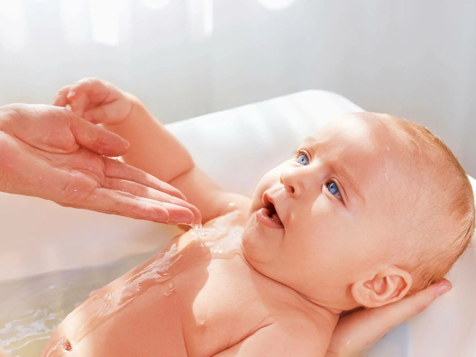 Температура воды для купания новорожденного. Купание новорожденного ребенка. Гигиена новорожденных. Купание ребенка грудного возраста. Гигиена младенца мальчика.