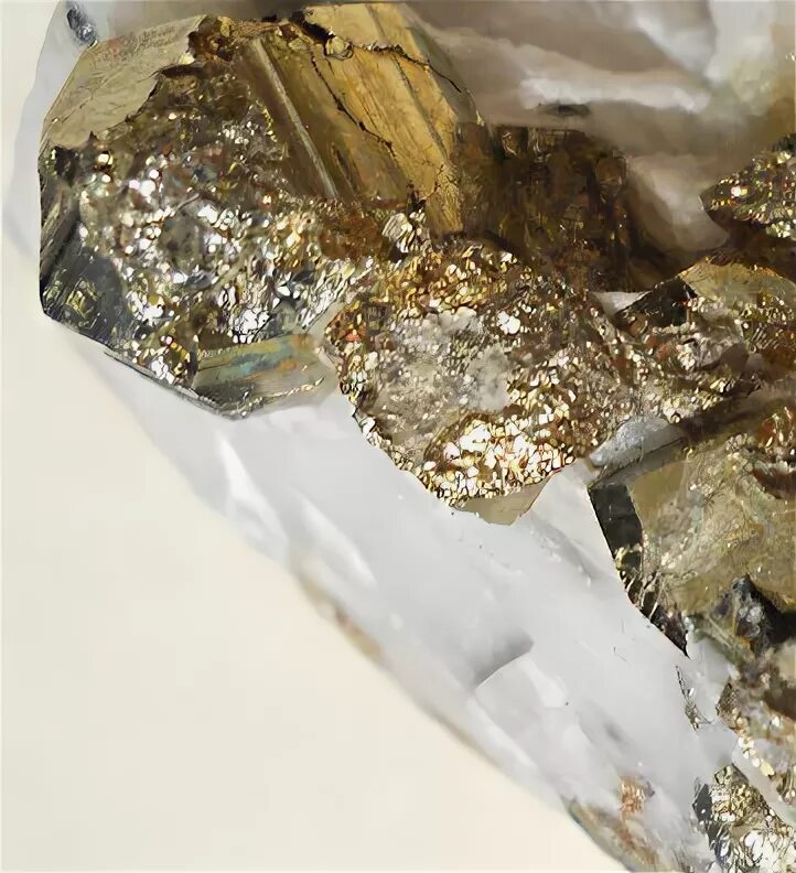 метеорит с золотом. метеорит с вкраплениями золота. золотой метеорит. самородки золота метеорит. каменный метеорит h5.