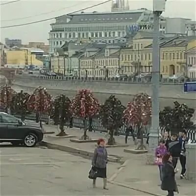 Заснеженный петербург. Болотная площадь митинг. Болотная площадь алкошня. Болотная площадь маркет сделано в москве. Веб камера петербург гостиный двор.