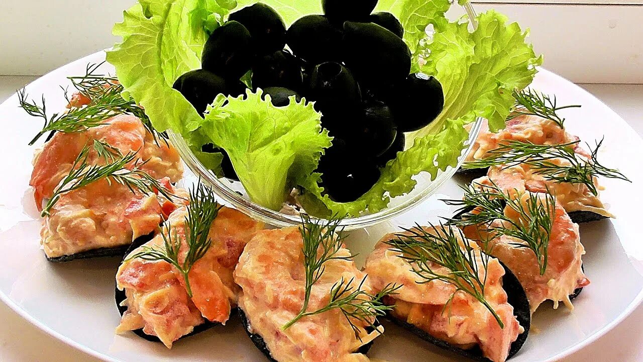 Закуска на креветочных чипсах. Закуски с креветками. Вкусные закуски с креветками. Закуски из креветок на праздничный стол.