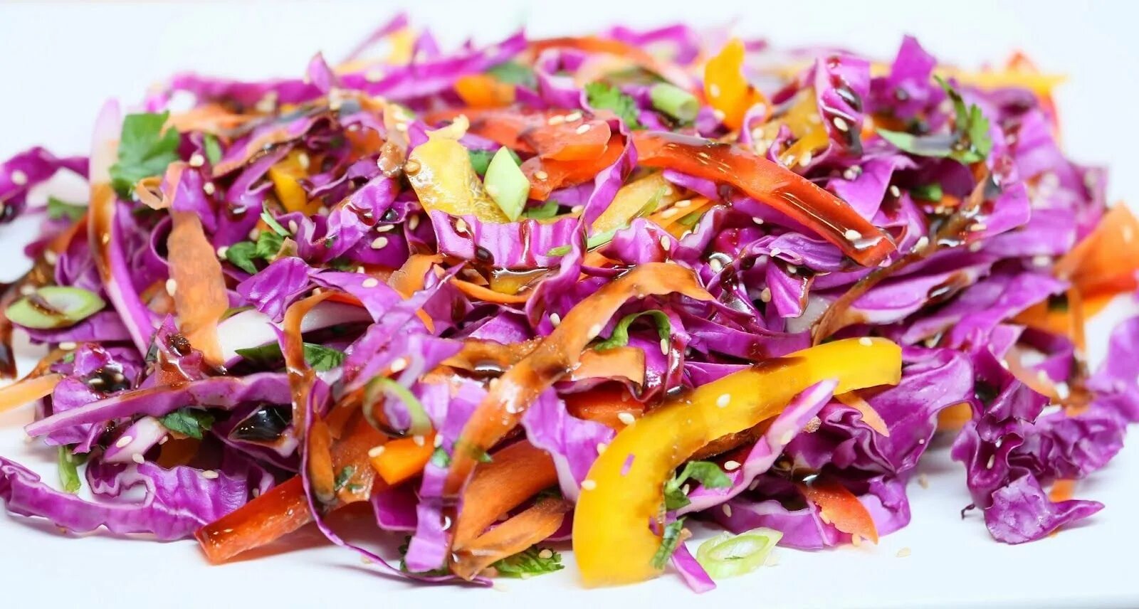 Салат с красной капустой. Салат с краснокочанной капустой. Салат из красной капусты свежей. Капуста краснокочанная вегетарианка. Капуста краснокочанная салатная.