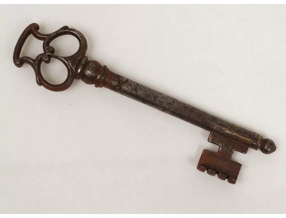 Ключ старого образца. Старинный ключ. Средневековый ключ. Старинные большие ключи. Красивый старинный ключ.