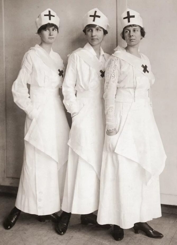 Форма красного креста. Первые медицинские сестры. Медсестры первой мировой войны. Медсестра первая мировая.