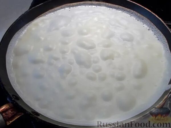 Блины пузырятся на сковороде. Блинчики без пузырьков на молоке. Почему блины пузырятся. Блины прилипают и пузырятся на сковороде. Почему блины пузырятся при жарке