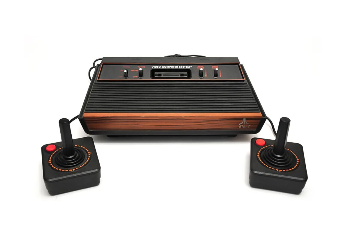 Atari 2600 корпус. Игровая консоль atari 2600. Приставка атари 2600. Контроллер atari 2600 в руках. Игровая приставка атари.