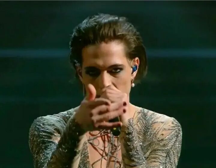 Måneskin басистка. Maneskin off my. Måneskin солист евровидение. I wanna be your slave солист. дамиано давид maneskin группа.