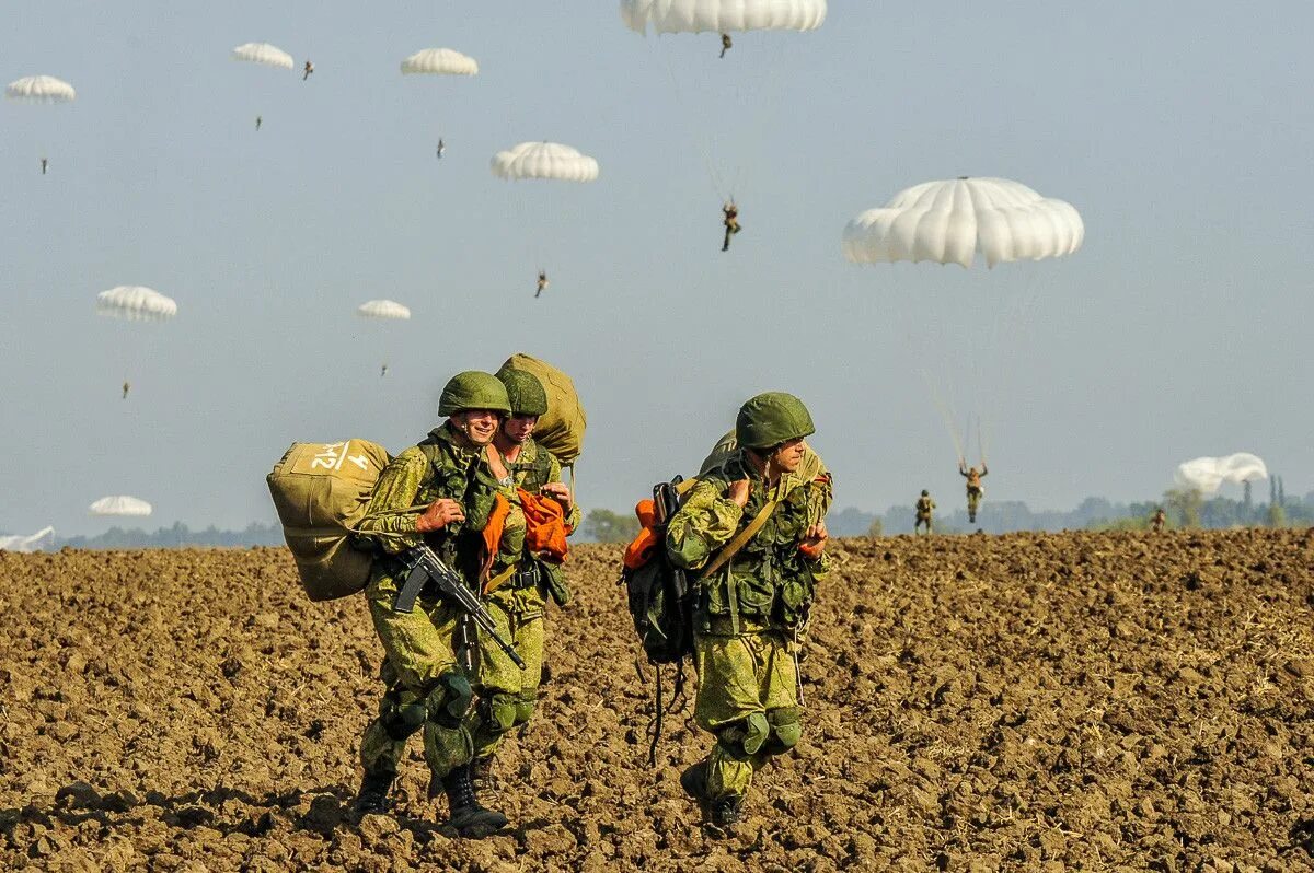 Высадил десант. Военные учения РФ ВДВ десантирование. Десантирование РГ СПН. Десантники ВДВ РФ на учениях. Учения десант.