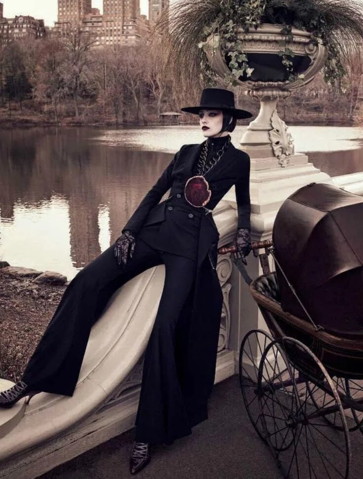 Lady york. Леди гага отеле plaza в нью-йорке в 2021 году. Мрачная мода. Софи гот. Lady york.