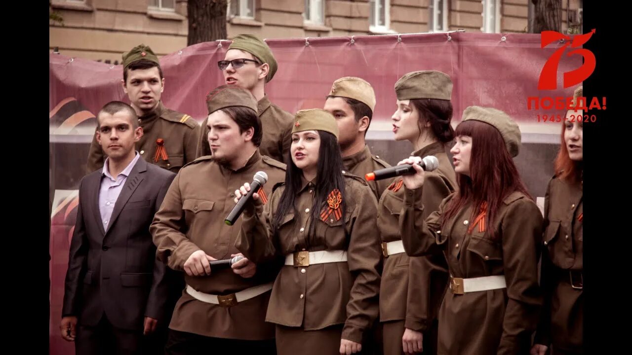 Прожектор по пригоркам слушать. Прожектор шарит осторожно по пригорку. Прожектор шарит. Песня из кинофильма щит и меч прожектор. Прожектор шарит по пригорку.