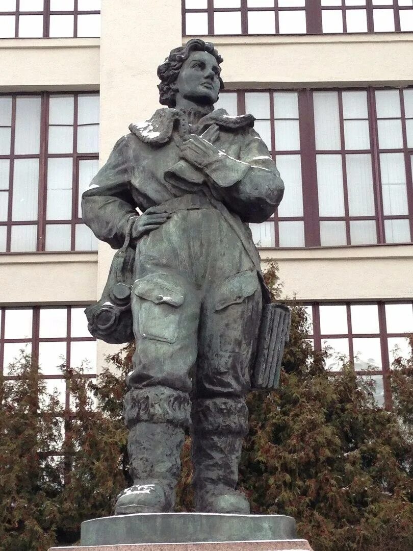 Гризодубова фото. Памятник валентине гризодубовой в москве. Памятник валентине гризодубовой на кутузовском. Памятник валентине гризодубовой на кутузовском. Памятник валентине гризодубовой на кутузовском.