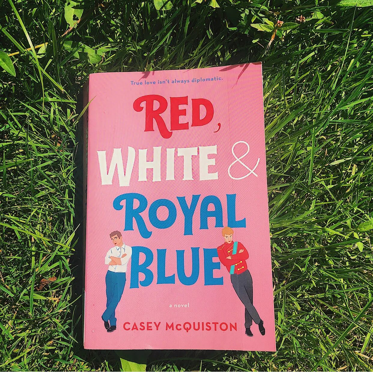 Читать королевский синий книга. Кейси маккуистон. red, white &amp; royal blue casey mcquiston. книга red white and royal blue. королевский красный и синий книга.