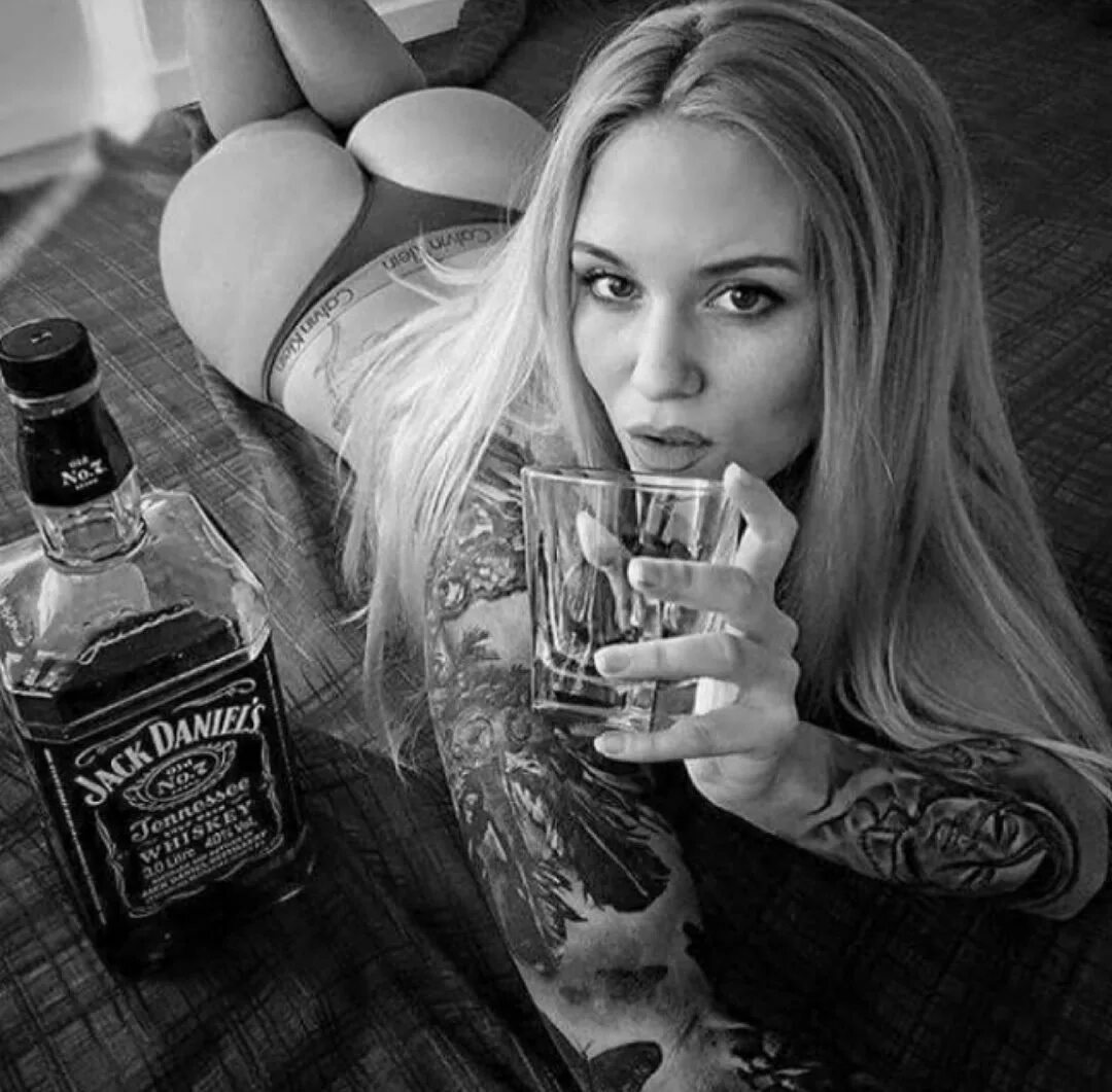 Hot drinking chicks. Джек Дэниэлс виски девушка. Красивые девушки и алкоголь. Девушка с бутылкой виски. Баба с алкоголем.
