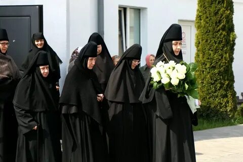 Парни в монастыре