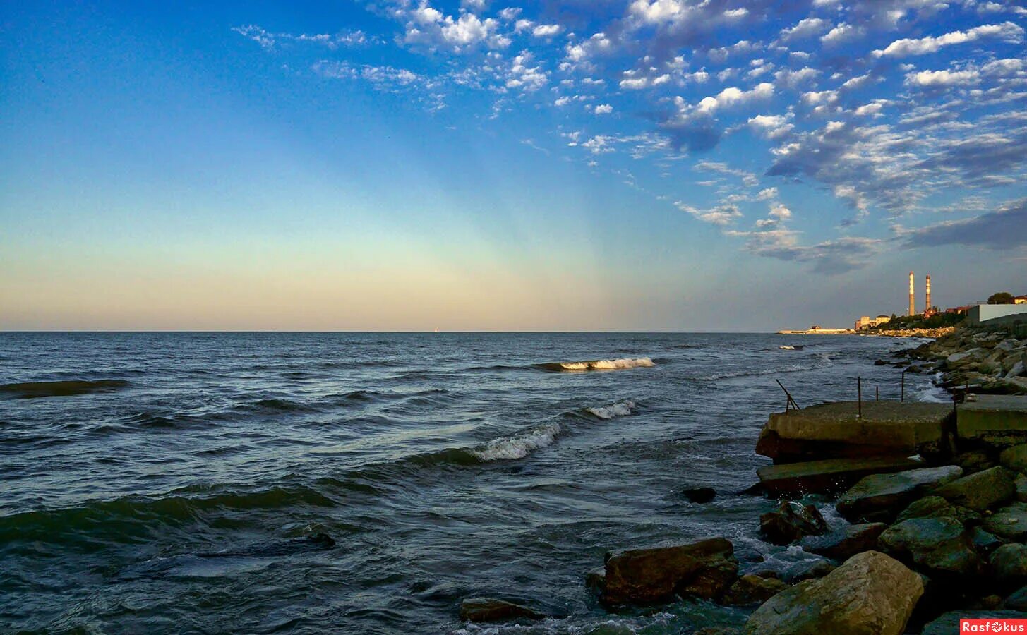 Курорты каспийского моря в россии цены. Каспийское море Махачкала. Дагестан Махачкала море. Махачкала набережная Каспийского моря. Махачкала берег Каспийского моря.