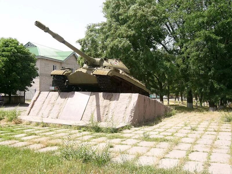 Апостолово Днепропетровская область. Поселок Зеленодольск Апостоловский район Днепропетровская область. Апостолово мемориал. Т-10 на постаменте.