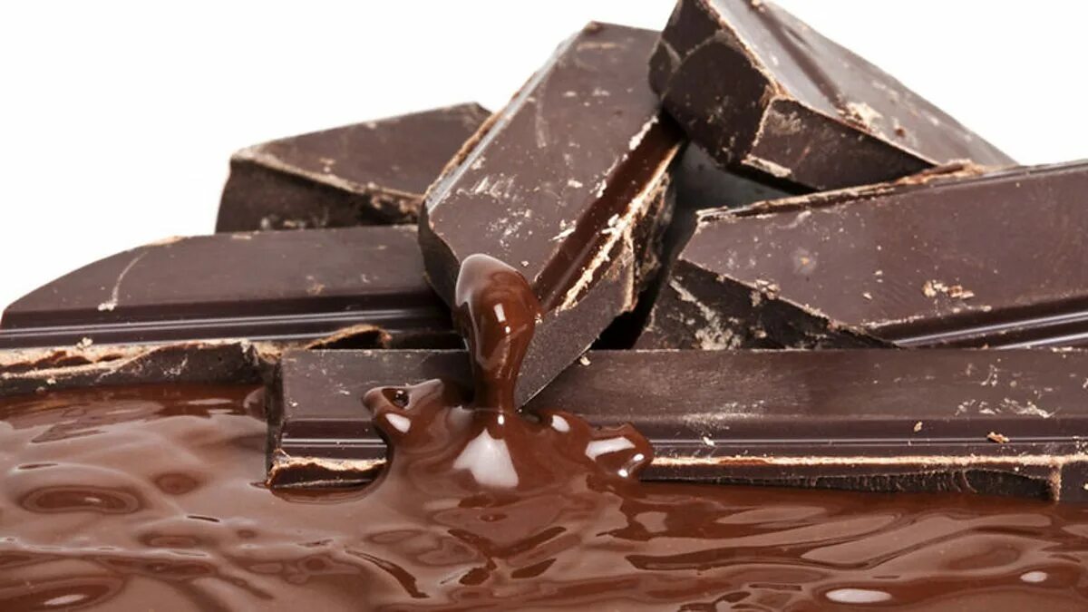 Почему шоколад тает в руках. Шоколад тает. Шоколад плавится. Подтаявшая плитка шоколада. Темный шоколад растаявший.