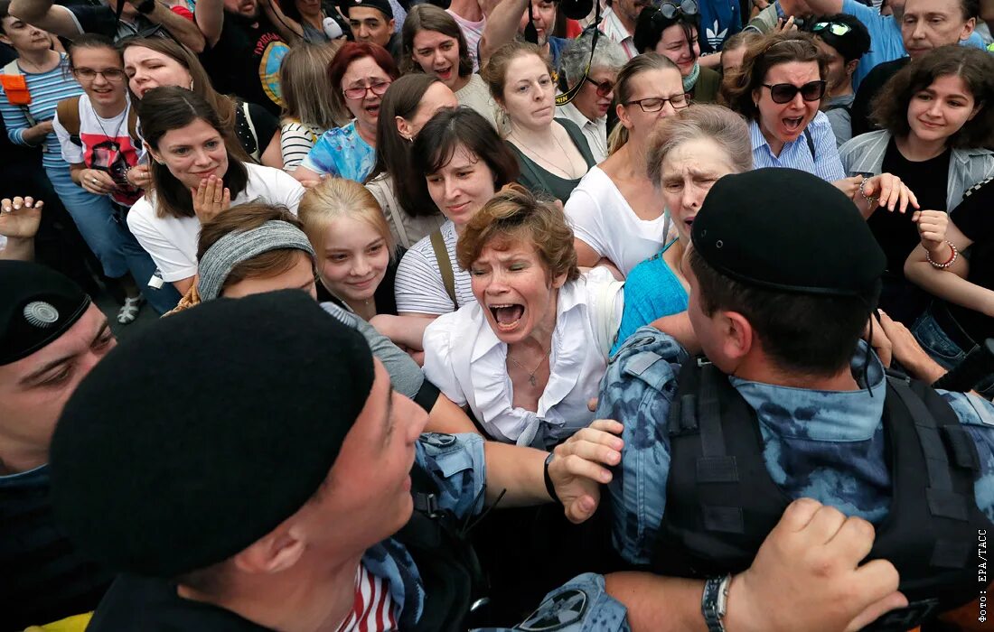 Толпа митинг. Толпа журналистов. Люди толпа журналисты. Бунт подростка.