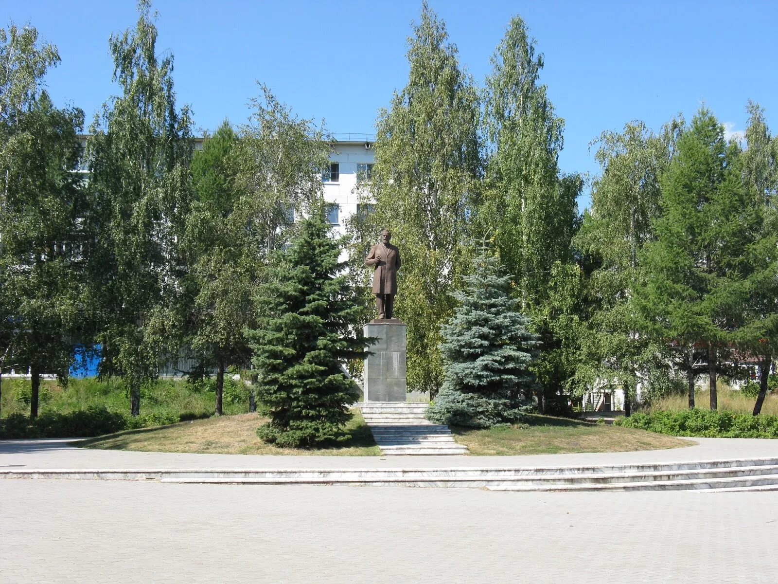 Чайковский город. Город Чайковский площадь. Город Чайковский площадь искусств. Памятник первостроителям Чайковский.