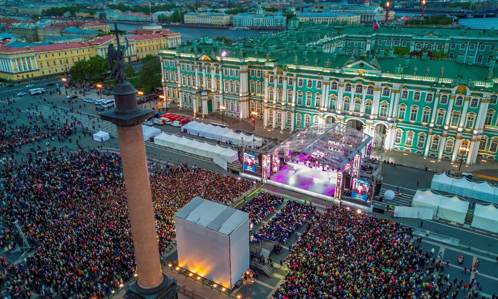 Какая сегодня санкт петербург. Дворцовая площадь в Санкт-Петербурге. Дворцовая площадь в Санкт Петербурге днем. Дворцовая площадь концерт. Концерты в СПБ Дворцовая площадь.