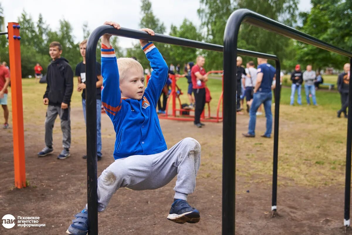 Соревнования по подтягиванию. Подтягивание соревнования дети. Колпино Пересвет подтягивание. Соревнование по подтягиваниям фото.