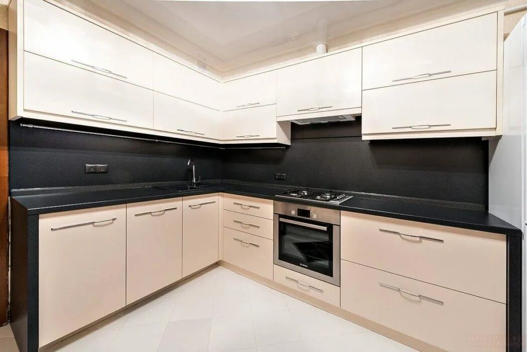 Кухня с коричневой столешницей фото The kitchen island features Kitchen Craft's 'Lexington' doorstyle in Maple. Blac