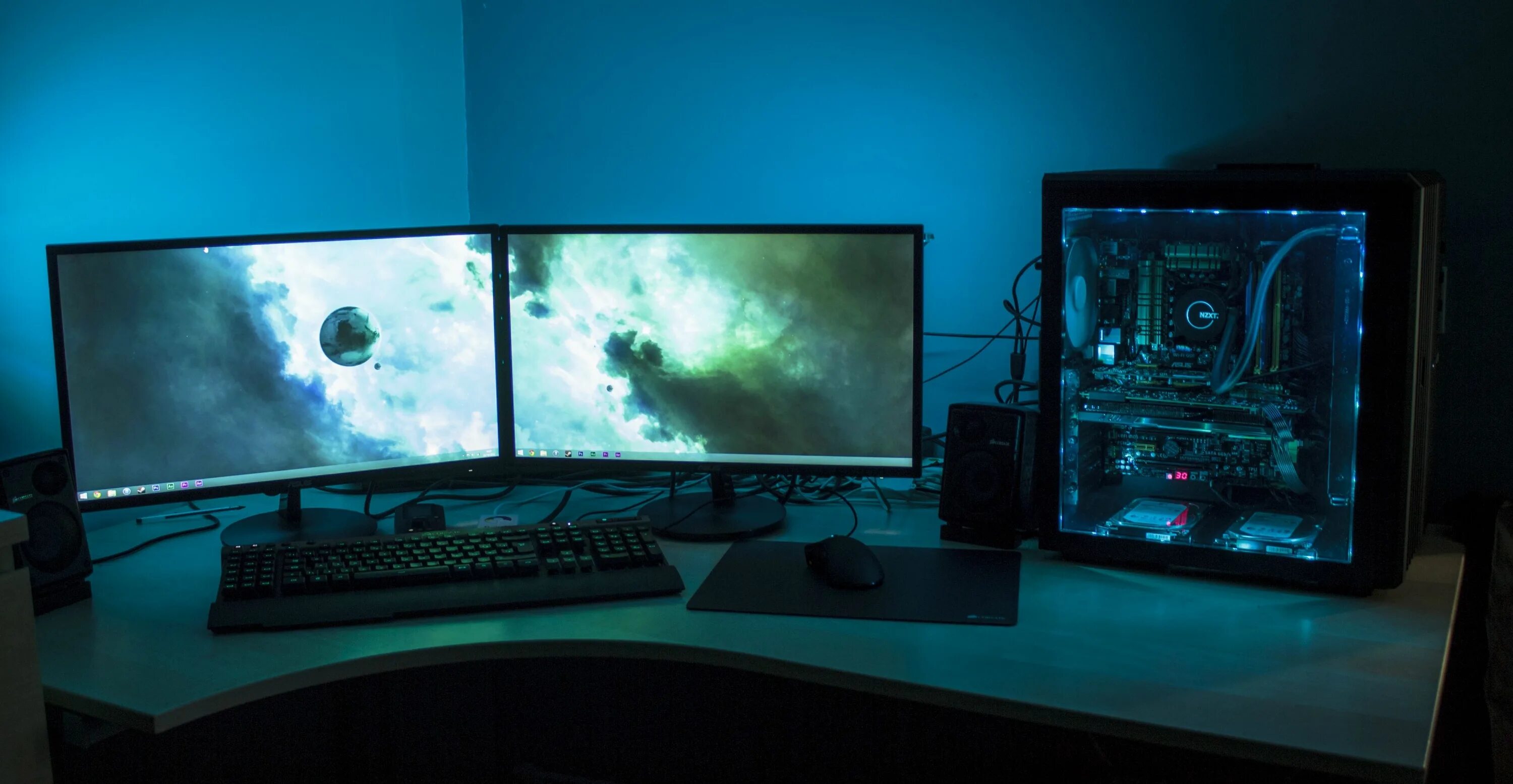 ПК Setup 2 монитора. Компьютер с двумя мониторами. Геймерский компьютер с двумя мониторами. Мощный компьютер с монитором
