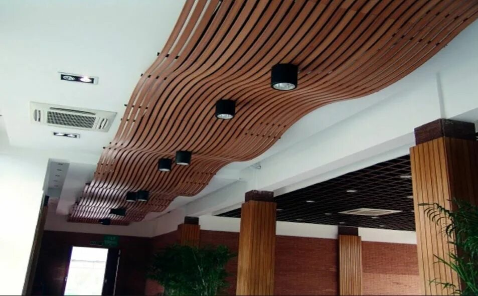 Реечный потолок Кубота. Деревянный подвесной потолок. Деревянный реечный потолок. Потолок из реек деревянных.