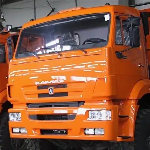 Водитель камаза. Водитель камаза. Камаз 6522 самосвал. Водитель самосвала вакансии. Требуется водитель категории е.
