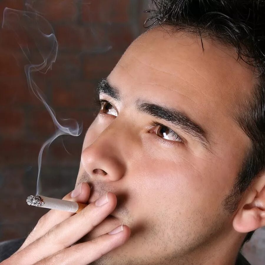 Курить можно мужчинам. Мужчина курит. Курящий парень. Парень с сигаретой. Парень закуривает.