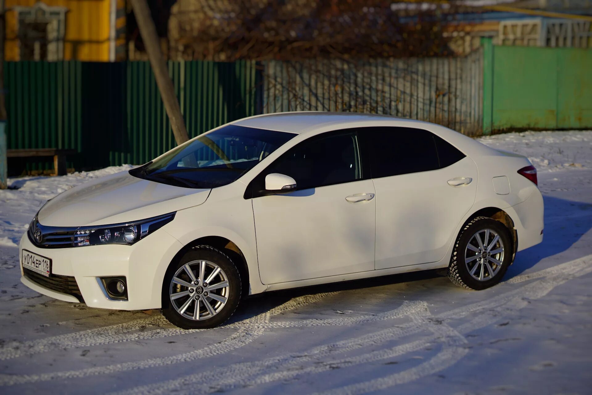 Королла 2014 купить. Тойота Королла е160. Toyota Corolla 2014 белая. Toyota Corolla 2014 r16. Тойота Королла 2014 года белая.