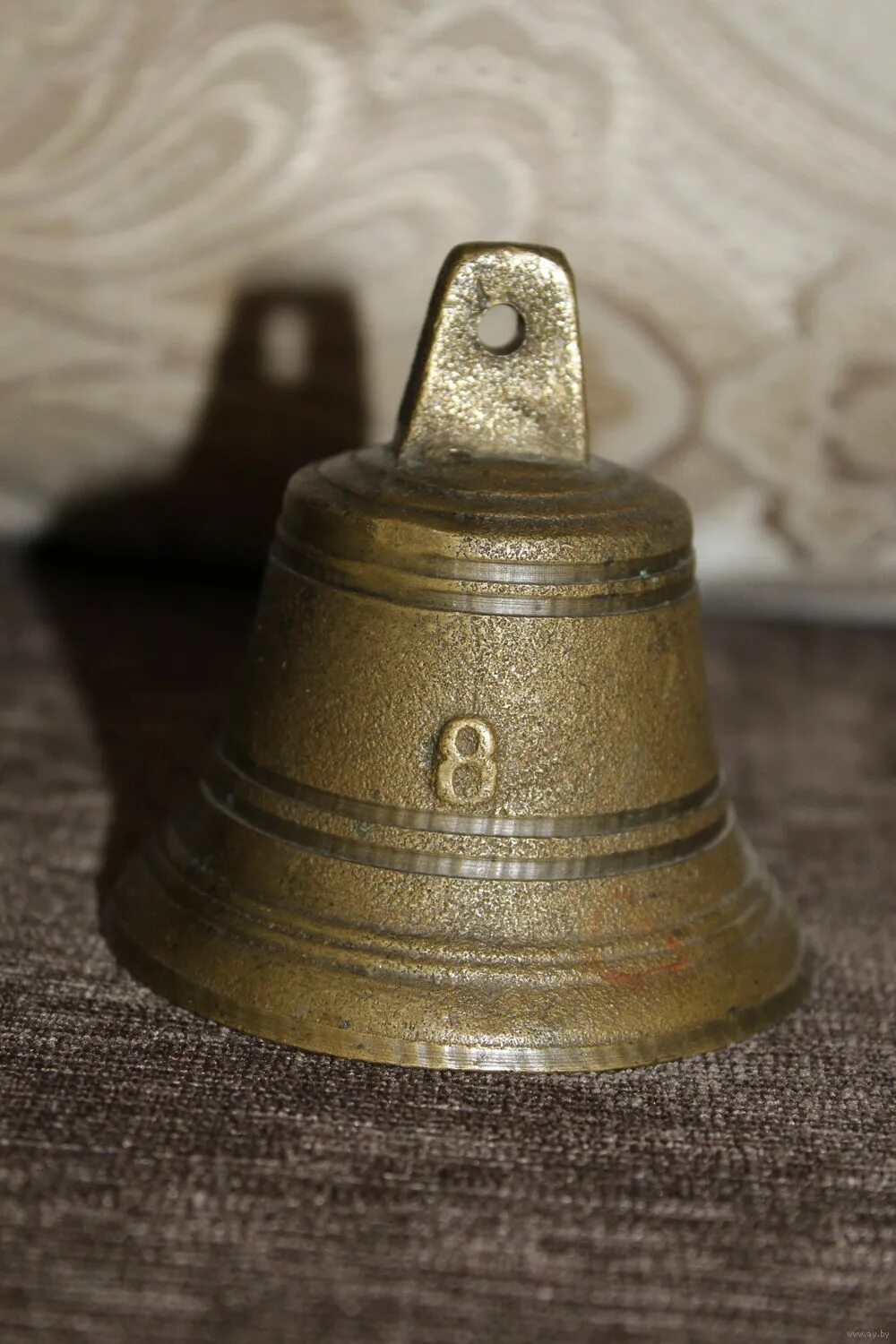 цифры на колоколах. мексиканский колокольчик бубенчик. старинный медный колокол. колокольчик 1880 года. сибирские граненые колокольчики поддужные.