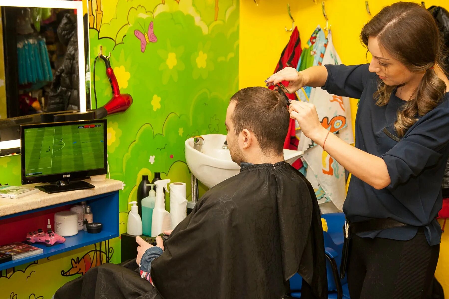 детская парикмахерская. детский парикмахер. стрижка волос. стрижка детей в парикмахерской. детский парикмахерский прически.