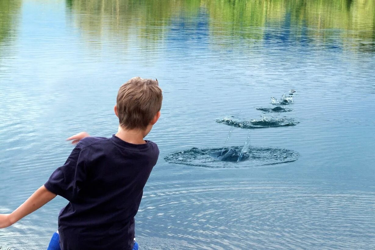 Человек подобен реке. Блинчики по воде. Камешки бросают в воду. Камень брошенный в воду. Бросание камушков в воду.