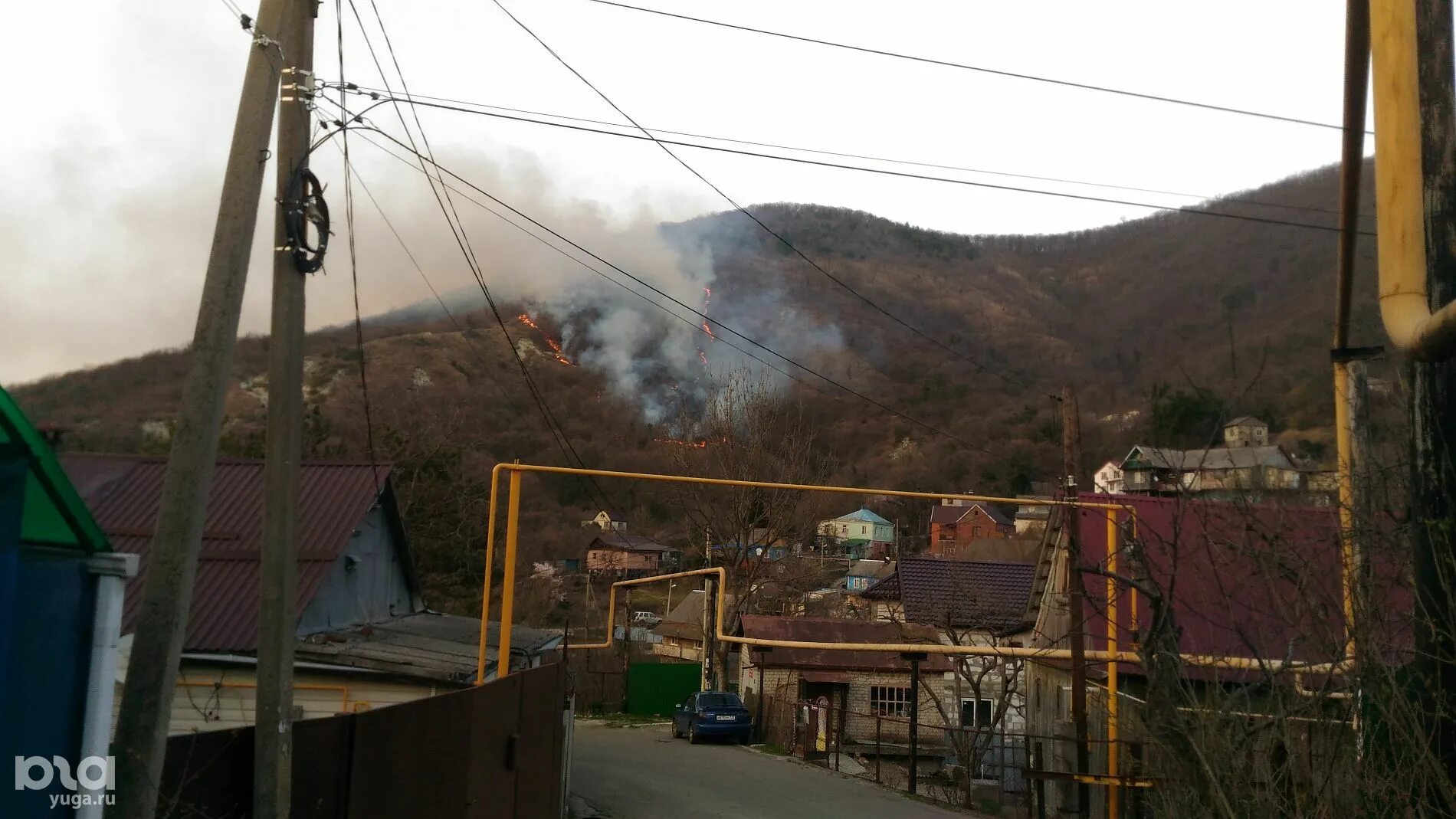 В туапсе горит нпз. Пожар туапсе лес. нефтеперегонный туапсе пожар. туапсинский нпз пожар. туапсинский нефтеперерабатывающий завод пожар.