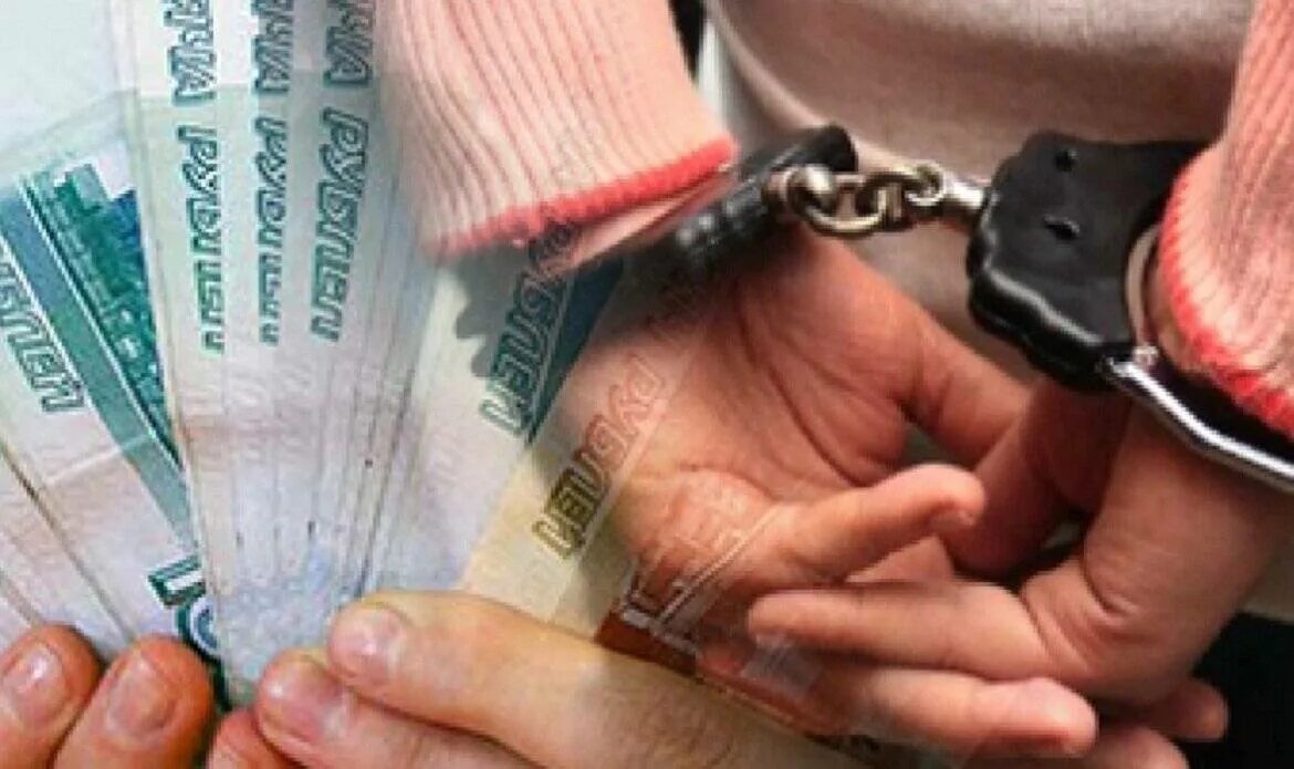 Мошенничество в ипотечном кредитовании. Мошенники банковские карты. Мошенник пересчитывает деньги. Мошенничество в сфере кредитования. Хищение денег с банковской карты.