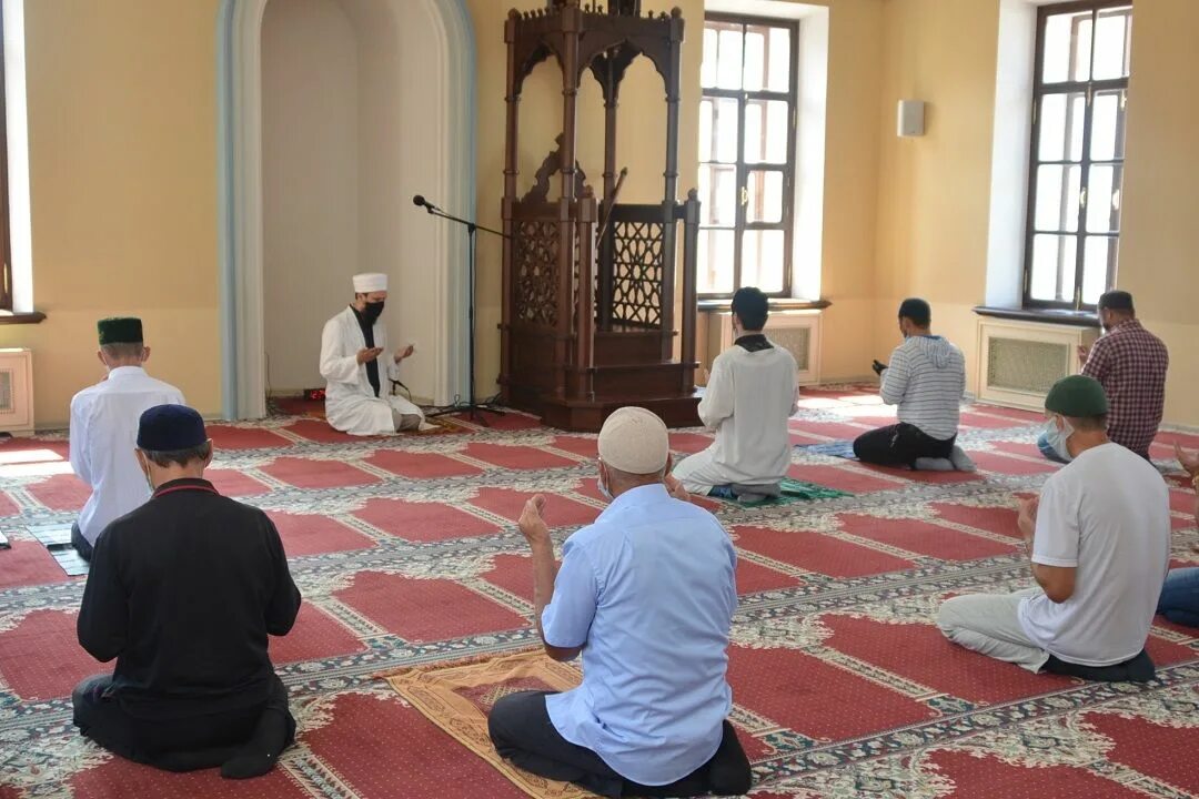 Мечеть намаз Татарстан. Молитва в мечети. Мусульмане в мечети. Богослужение в мечети.