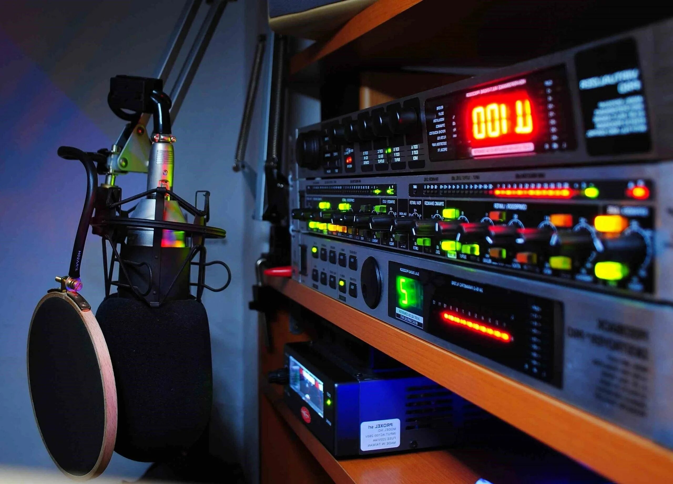 Broadcasting programmes. Современное радиовещание. Современная радиостудия. Аппаратура для радиовещания. Оборудование радиостанции.