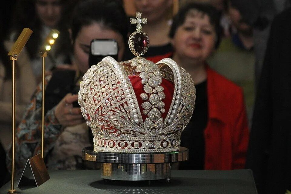 Где находится российская корона. Корона Российской империи алмазный фонд. Императорская корона Екатерины 2. Большая Императорская корона алмазный фонд.