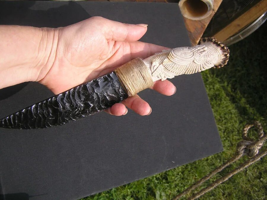 Нож из обсидиана. Obsidian Knife. Обсидиановый ритуальный нож древний. Обсидиановый нож инков. Обсидиан ножи Майя.