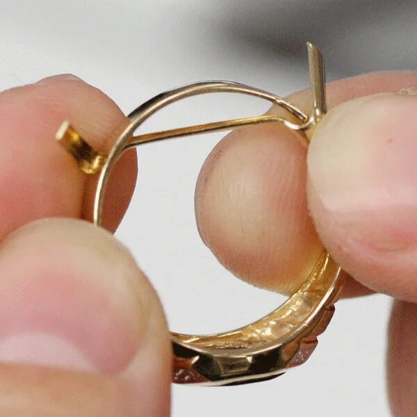 Ли уменьшить золотое кольцо. Резинка для кольца для уменьшения размера. Регулятор размера кольца. Уменьшение размера кольца шарика. Уменьшитель размера кольца силиконовый.