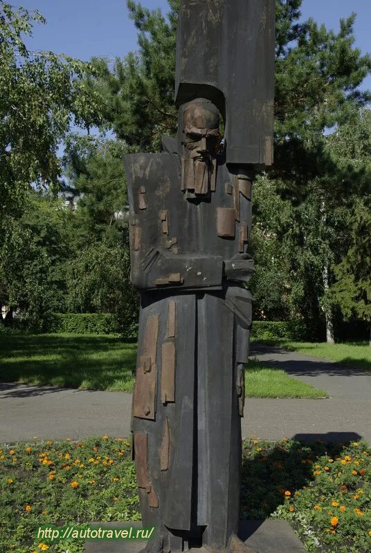 В каком городе установили памятник. Памятник ф. м. достоевскому &quot;крест несущий&quot; омск. памятник достоевскому крест несущий в омске. памятник достоевскому в омске капралов. капралов омск скульптор достоевский.
