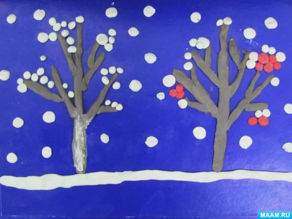 Деревья в снегу вторая младшая. Пластилинография декабрь старшая группа. Пластилинография 2 младшая группа зима. Лепка из пластилина на тему зима. Зима пластилином на картоне.