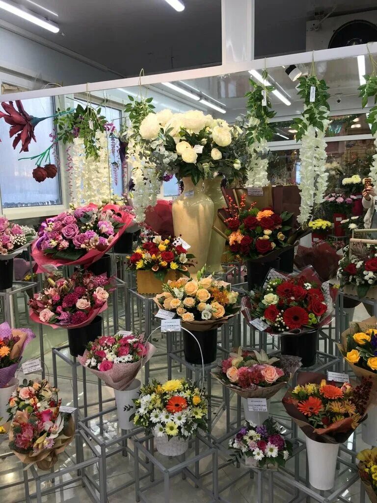 Цветочный магазин самарское. Цветы в магазине. Цветочный магазин. Цветочный салон. Ассортимент цветов в цветочном магазине.