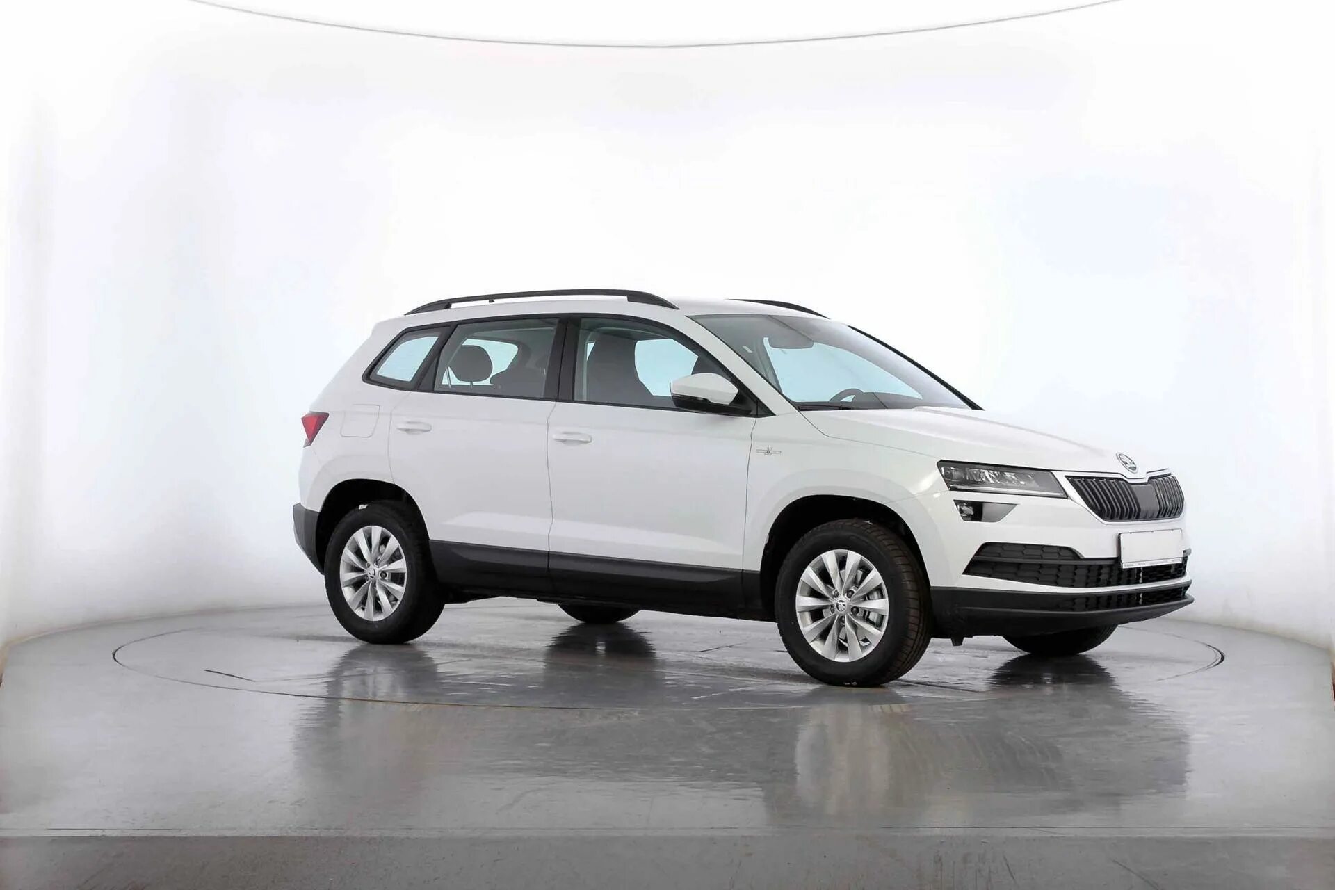 Омск купить шкоду. Skoda Karoq 1/43. Шкода Карок белый. Skoda Karoq белый Pure. Парктроники Skoda Karoq.