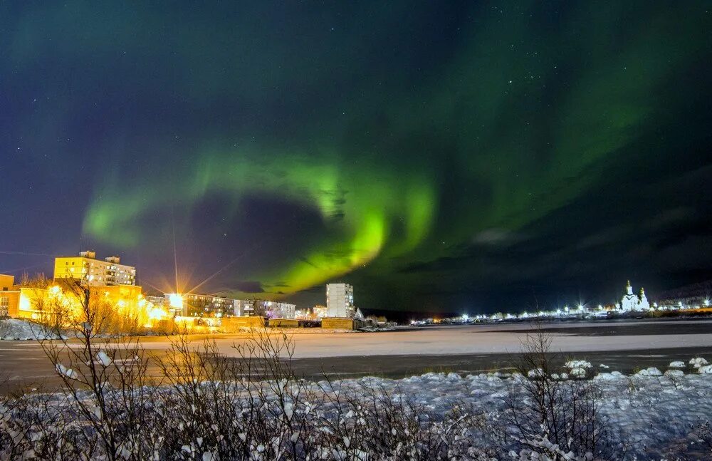 Храм мурманск зима. Полярное сияние мончегорск. Мончегорск зимой. Мончегорск площадь города. Мончегорск зимой.