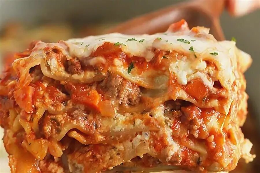 Лазанья болоньезе с сыром проволоне. Лазанья с соусом болоньезе. Мясная лазанья шоколадница. Соус бешамель для лазаньи. Лазанья болоньезе рецепт домашняя.